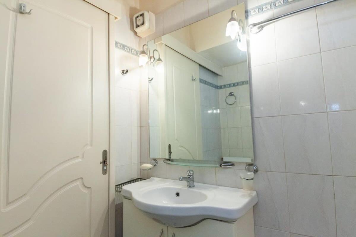 Scenic Balcony Apt In Vibrant Petralona Афіни Екстер'єр фото